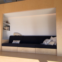 壁をくりぬいて取り付けたソファ©MBS