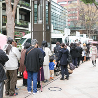 『SAKURA FES NIHONBASHI 2026』日本橋パフェス会場前に並ぶ長蛇の列【撮影／平木昌宏】