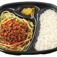 追い飯で最後まで楽しめる！ 辛旨台湾まぜ麺弁当　790円（税込） ※温玉付き：890円（税込）
