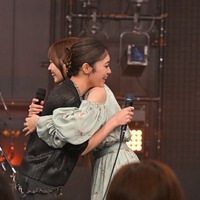 緊張している吉柳を中西が抱きしめる