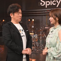 番組 MC の黒沢 薫(左)、中西アルノ(右)