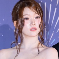 ふわふわな胸元にドキッ…日本人K-POPアイドル、“コルセット風衣装”で放つ大人の色香「見惚れた」