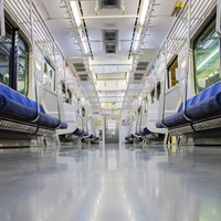 電車内のイメージ（※画像はAdobe Stockより）