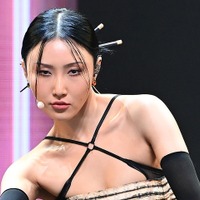 グラマラス体型あらわに…過激ダンスで“公然わいせつ罪”と告発されたファサ、ぴちぴちキャミ姿