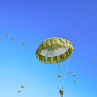 空挺団の隊員たちは見事な落下傘降下を披露した。落下傘降下は作戦成功のための手段の１つ。目標地域に次々と着地した隊員たちは続けて戦闘行動の準備を進めるのだ