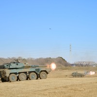 即応機動連隊の主力装備品である16式機動戦闘車も参加。105ミリ砲の火力と最高時速100キロメートルの機動力で、戦況を優位に導いていく