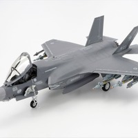 Ｆ-35は、アメリカのロッキード・マーティン社が開発したステルス戦闘機で、Ａタイプ、Ｂタイプ、Ｃタイプがある。このうち航空自衛隊が導入しているのが、Ｆ-35ＡとＦ-35Ｂだ。見た目はうり二つだが、さて、どこが違うのだろう?