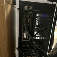 M.IさんのデスクトップPCの背面。Wi-Fi 6対応無線LANカードを増設し、無線接続でオンラインゲームを楽しんでいる