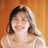 9頭身美女・加藤愛梨、白肌ボディ輝く水着グラビア披露！ 画像