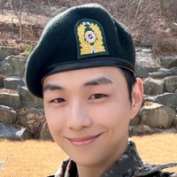 兵役中のWanna One出身カン・ダニエル、凛々しい軍服姿で敬礼！基礎軍事訓練を修了した近況