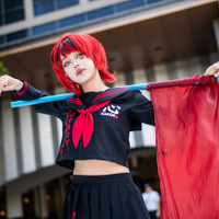 同イベントマスコットキャラ「愛ちゃん」のコスプレをするステージMC