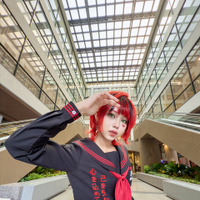 同イベントマスコットキャラ「愛ちゃん」のコスプレをするステージMC