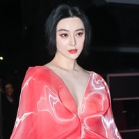 「巨額脱税」や「失踪説」で話題集めたファン・ビンビン、『イカゲーム』監督との“意外な2ショット”に注目