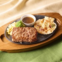 ビーフハンバーグステーキ＆北海道産帆立のグラタン（税込1,529円）