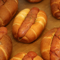 スモークソーセージ塩パン(680円)