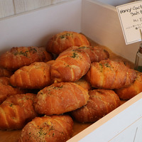 ハニーガーリックバター塩パン(480円)