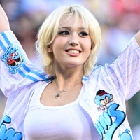 あと数センチで…インナー露出で物議を醸したチョン・ソミ、ヒヤヒヤする背中の肌見せが話題