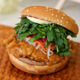 【実食】“アジアの屋台料理”を表現したパクチーバーガーを食べ比べ！フレッシュネスのファン投票で選ばれた新作&復活メニューを実食 画像