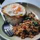 【アジア美食レポート】路地裏50バーツから和牛まで！一度は食べたいバンコク“絶品ガパオ”3選 画像