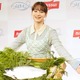 のん、サーモン一匹プレゼントに感動！エプロン姿で調理実演も 画像