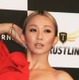 倖田來未、自宅でヘアカットする様子を公開！息子による断髪式も 画像