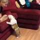 【動画】登りたいけど届かない！ソファに登ろうとする子犬たち 画像