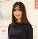 小嶋陽菜、美胸くっきりで報道陣を魅了……“幸せブラ女神”目指す？ 画像