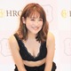 鈴木奈々、胸が2サイズアップし大興奮！“谷間見せ”の初グラビアポーズに大照れ！ 画像