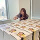 須田亜香里、重版フォトエッセイにサイン！「この日は800以上書いた」 画像