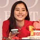 新木優子、真っ赤なドレスで会場を魅了…サプライズケーキに満面の笑み 画像