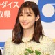 「人妻なのに可愛い」足立梨花、ミニのプリーツ＋ブーツ姿が好評 画像