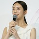 貴島明日香、ユニークな黒ドレスで魅惑の肩見せ！「美しすぎる」と好評 画像