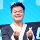 TWICEやNiziU生みの親パク・ジニョン（J.Y.Park）、“びしょ濡れフェス”にスケスケ衣装で出演？ 画像