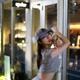 鈴木ふみ奈、へそだしカジュアルウエアでくびれアピール！大人可愛いネイルも大好評 画像