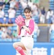 菅井友香がミニ丈パンツスタイルで始球式に登場、‟アイドルらしい”投球フォームを披露 画像