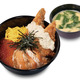 松のや＆すし松コラボ、“フライ”も“寿司”も両方楽しめる「サーモンいくら丼」8月6日より発売 画像