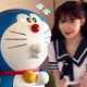 胸元張り詰める短丈セーラー服　韓国人気チアがドラえもんとの記念写真公開！「かわいい」が殺到【PHOTO】 画像