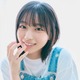 日向坂46・大野愛実、爽やかオーバーオール姿を披露！「五期生のぽかぽか写真館」ラストを飾る 画像