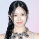 TWICE・ミナ、“深スリット”から太ももあらわ…大胆デニムドレスで魅了！「完璧なスタイリング」【PHOTO】 画像