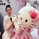 「大胆美脚がまぶしい」BLACKPINK・ジス、ハローキティとコラボ！ 愛らしいキャラクターにも負けない美貌【PHOTO】 画像