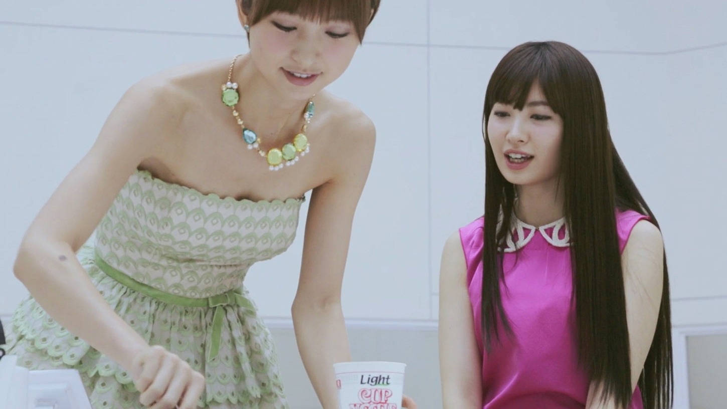 Akb48篠田麻里子が小嶋陽菜に ドッキリ カップヌードルライト 新cm 2枚目の写真 画像 Rbb Today Akb48篠田麻里子が小嶋陽菜に ドッキリ カップヌードルライト 新cm 2枚目の写真 画像 Rbb Today