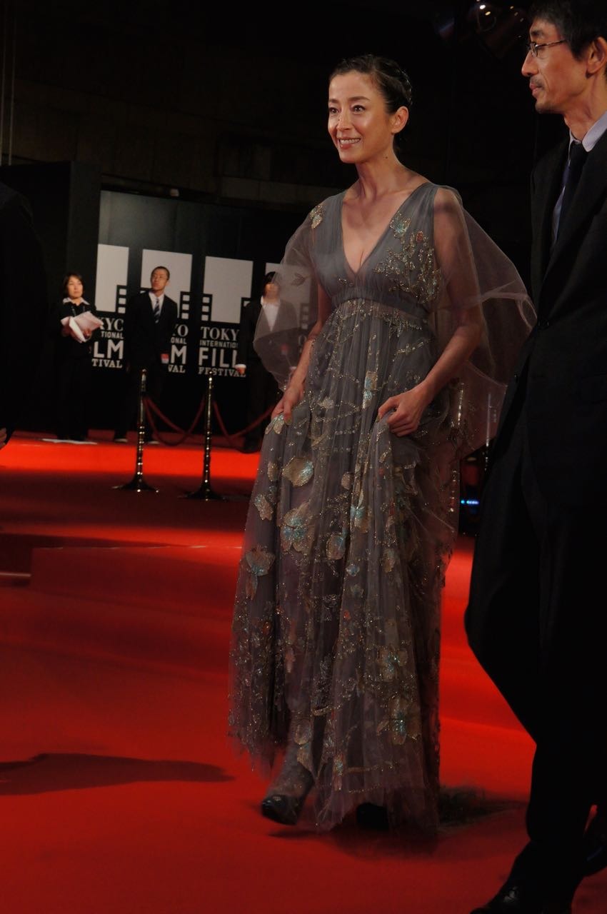 第27回東京国際映画祭 7年ぶりの映画主演 宮沢りえがドレス姿で登場 レッドカーペット 2枚目の写真 画像 Rbb Today