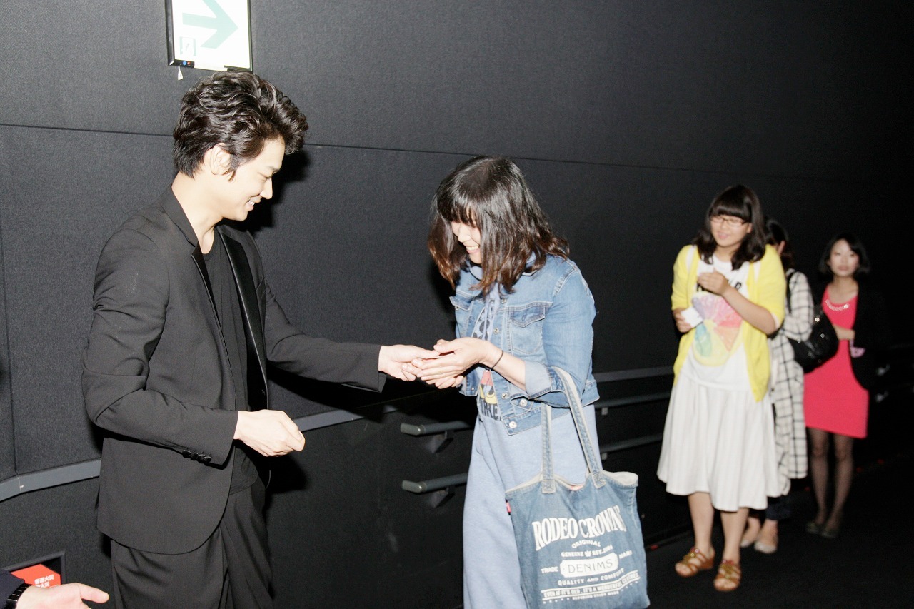 綾野剛がチケットもぎり 舞台挨拶でサプライズ 3枚目の写真 画像 Rbb Today 綾野剛がチケットもぎり 舞台挨拶でサプライズ 3枚目の写真 画像 Rbb Today