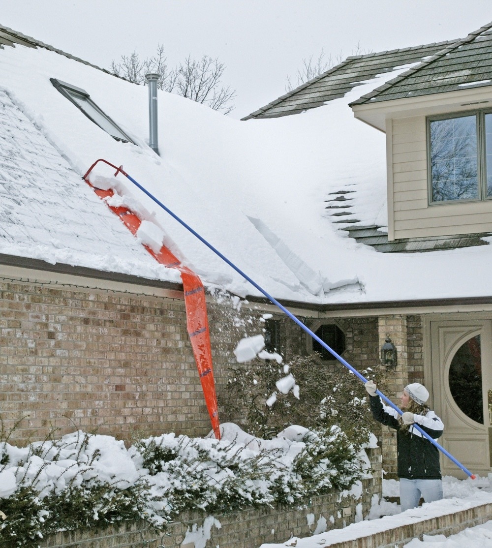 屋根に登らずに大量の雪かきができる除雪用具が登場 2枚目の写真 画像 Rbb Today
