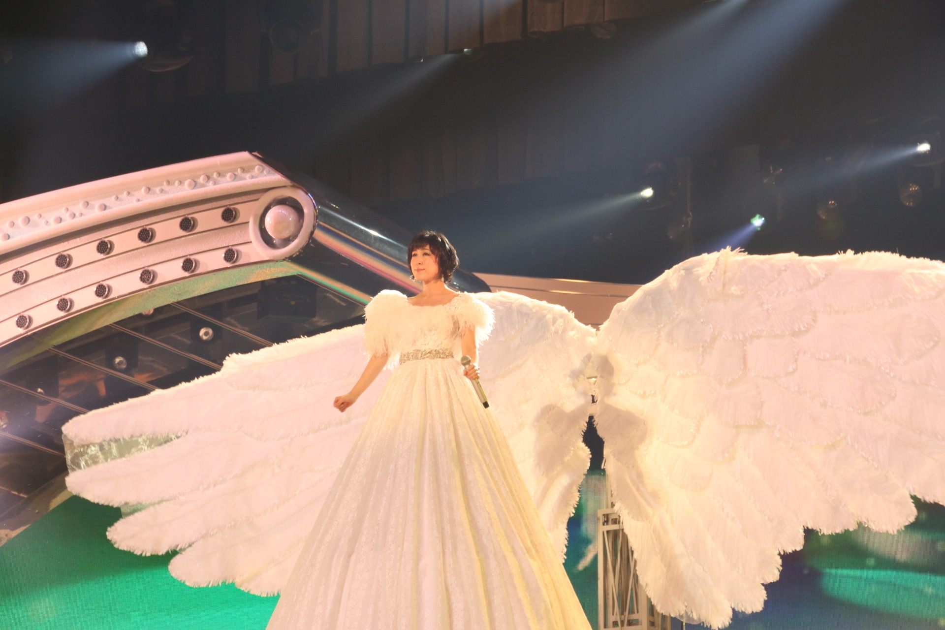 Nhk紅白 水森かおり 5 8mの白鳥衣装でも余裕の笑顔 今年低いな 2枚目の写真 画像 Rbb Today Nhk紅白 水森かおり 5 8mの白鳥衣装でも余裕の笑顔 今年低いな 2枚目の写真 画像 Rbb Today