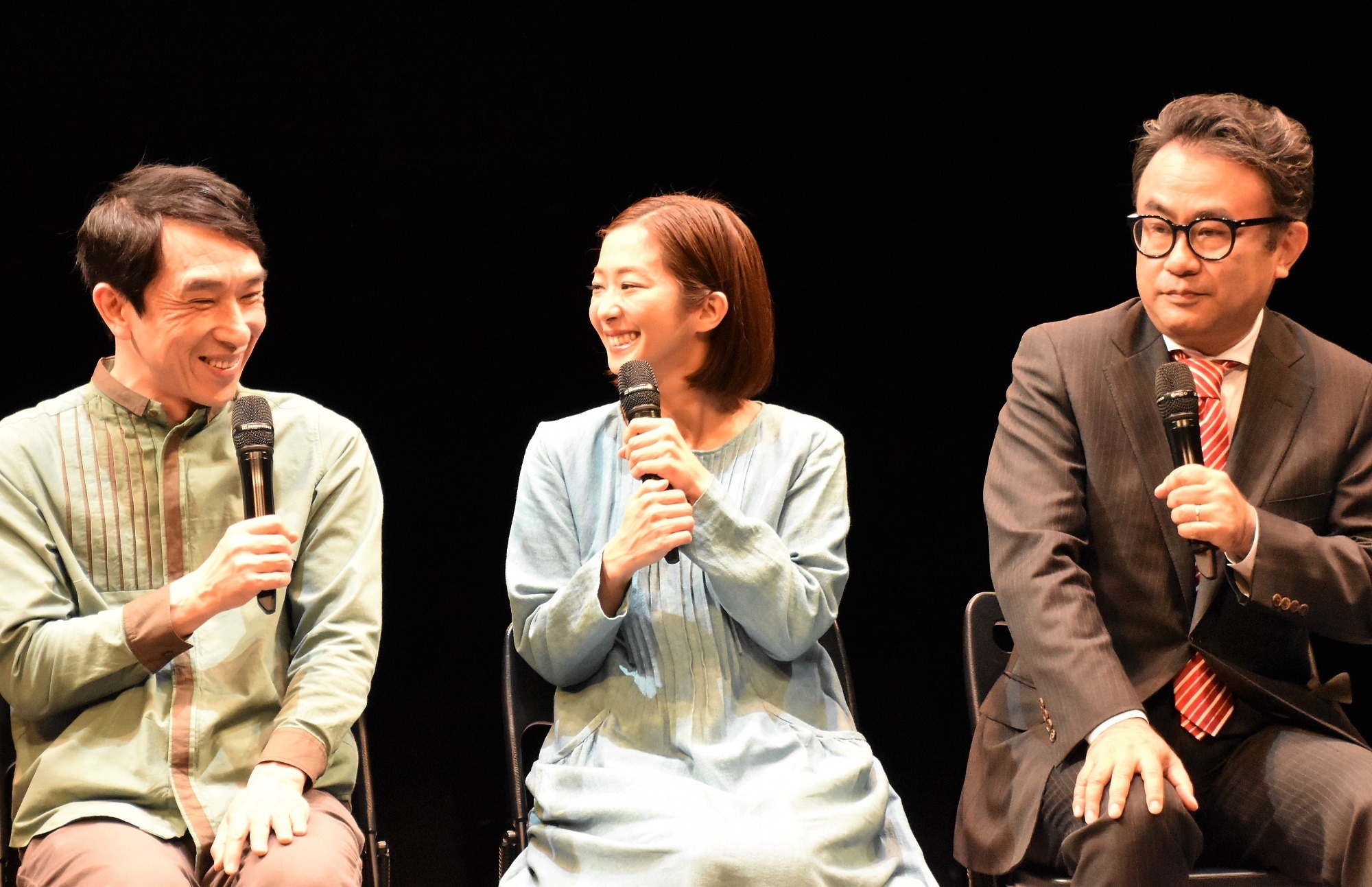 段田安則と優香が夫婦役 三谷幸喜がコンピュータ制御の最新演出に自信 6枚目の写真 画像 Rbb Today 段田安則と優香が夫婦役 三谷幸喜がコンピュータ制御の最新演出に自信 6枚目の写真 画像 Rbb Today
