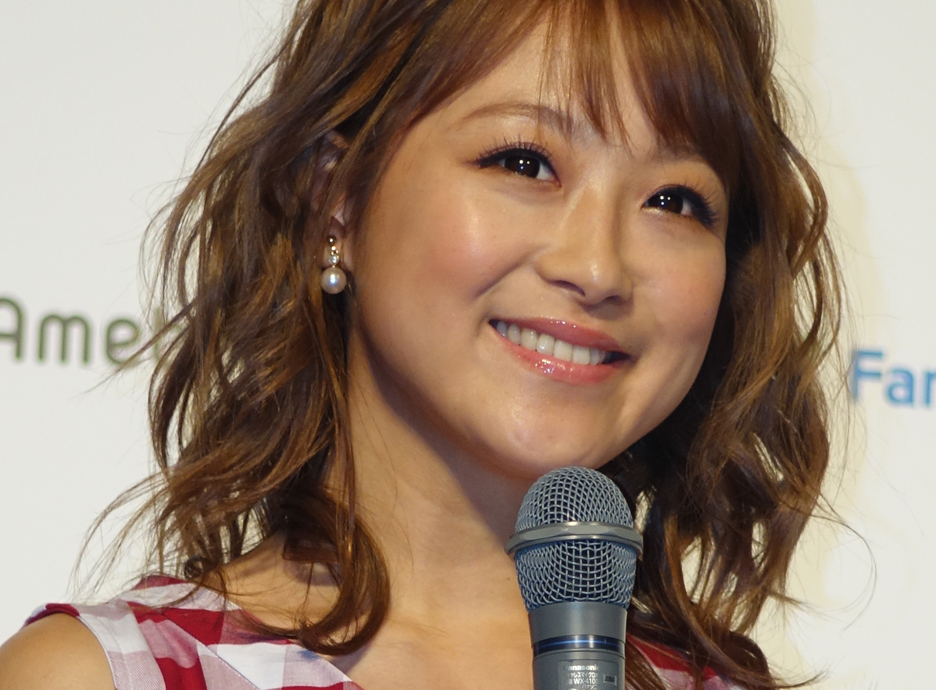 鈴木奈々 茶髪にイメチェン 黒髪との比較写真で どっちのほうがいいと思いますか 2枚目の写真 画像 Rbb Today