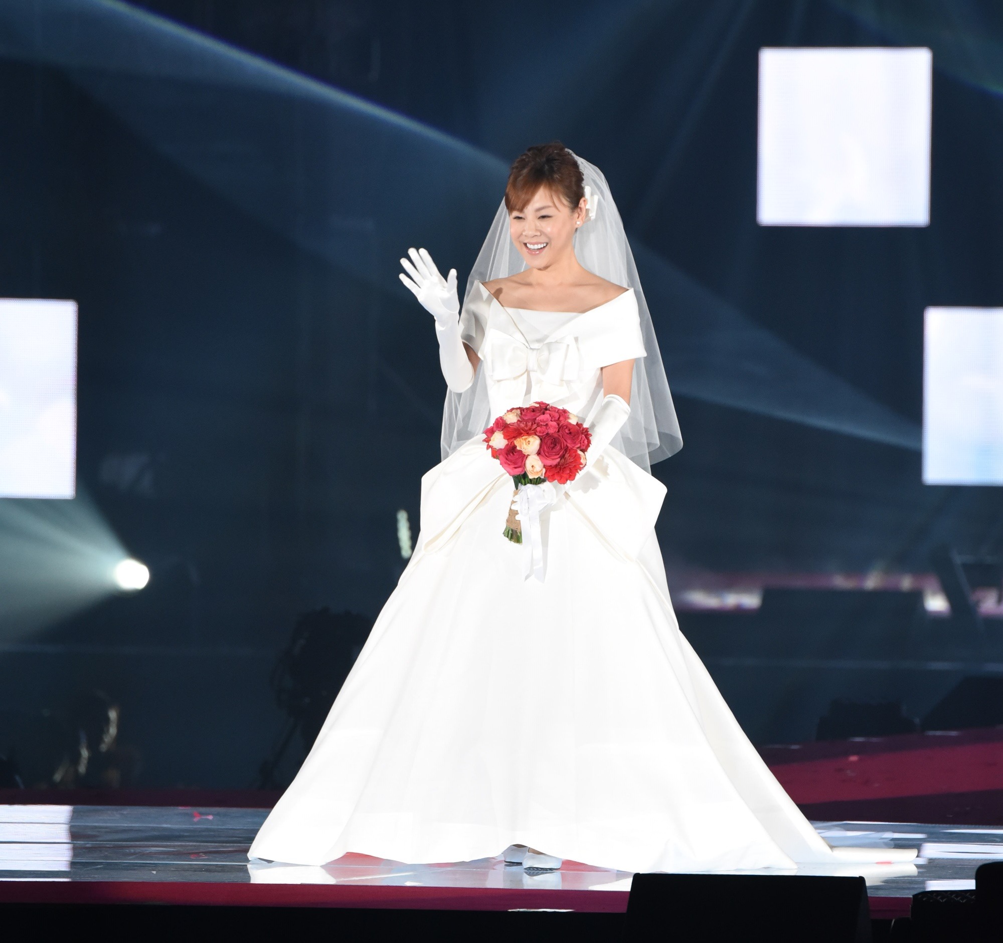 高橋真麻 ウェディングドレスで シンデレラ ハネムーン を熱唱 4枚目の写真 画像 Rbb Today 高橋真麻 ウェディングドレスで シンデレラ ハネムーン を熱唱 4枚目の写真 画像 Rbb Today