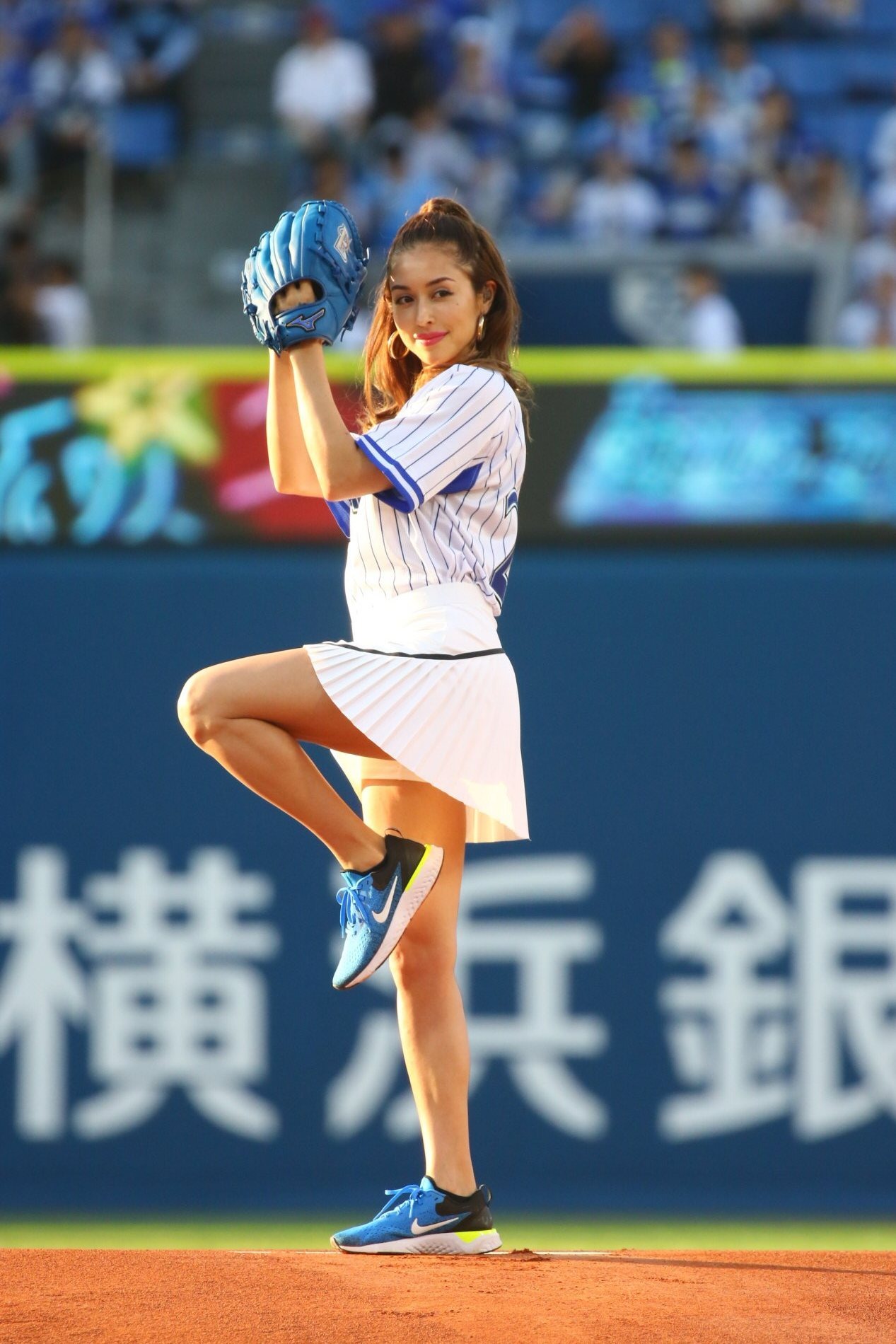 Beni ミニスカで美脚披露の始球式 1枚目の写真 画像 Rbb Today Beni ミニスカで美脚披露の始球式 1枚目の写真 画像 Rbb Today