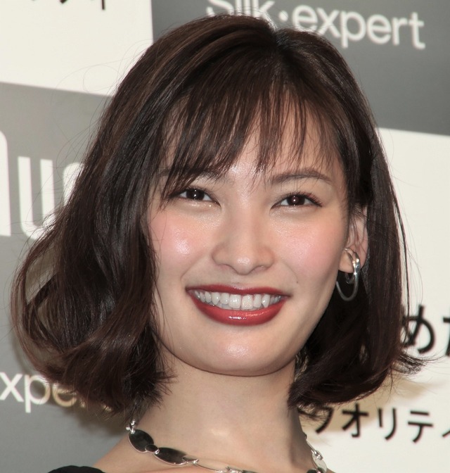 まさに上からマリコ 篠田麻里子と大政絢のベッドシーンでsns悶絶 2枚目の写真 画像 Rbb Today
